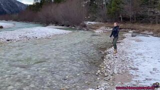 Blond Deutsch in Fellkragen Outdoor im Winter gefickt!