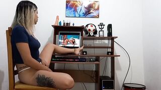 I discover my girlfriend watching porn and masturbating, this babe sucks me desperately and I bang her in the booty