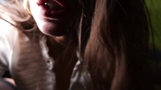 MI MASTURBO DI NASCOSTO IN UFFICIO E SQUIRTO