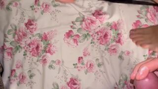 SBORRA SUGLI OCCHIALI - Mi scopa mentre guardo la tv e mi riempie la faccia di sborra