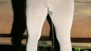 Gal pees in her yoga panties behind dumpster