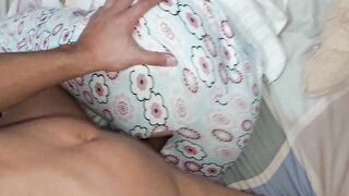 Follo a mi HERMANASTRA sin quitarle la pijama