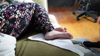 Ignore Footjob During the time that That babe Plays Her Game