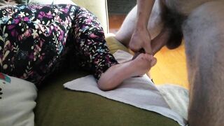 Ignore Footjob During the time that That babe Plays Her Game