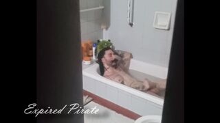 tocandome en la bañera