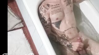 tocandome en la bañera