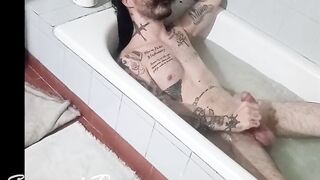 tocandome en la bañera