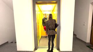 Porno attrice amatoriale incontra un fan in ascensore e lo scopa. Dialoghi in Italiano. Roleplay