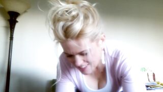 Hotwife Blond oral enjoyment