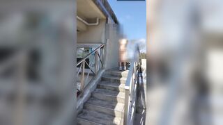 四つん這い全裸で階段・・・????