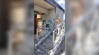 四つん這い全裸で階段・・・????