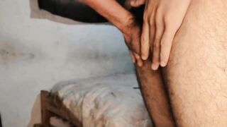 Argentino caliente masturbando su gran pene de manera intensa hasta acabar lleno de placer