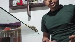 Joven se masturba mientras come