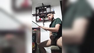 Joven se masturba mientras come