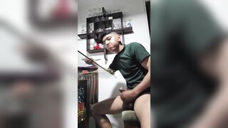 Joven se masturba mientras come