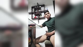 Joven se masturba mientras come