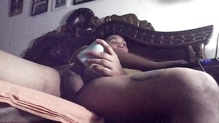 Chico universitario cachondo se masturba su enorme polla