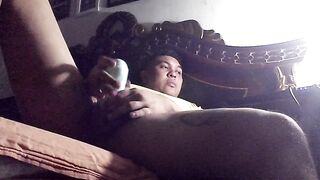 Chico universitario cachondo se masturba su enorme polla