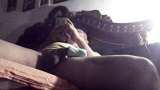 Chico universitario cachondo se masturba su enorme polla