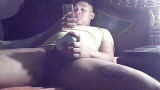 Chico universitario cachondo se masturba su enorme polla