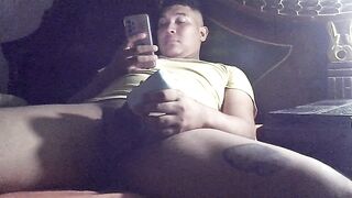 Chico universitario cachondo se masturba su enorme polla