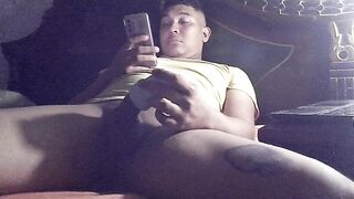 Chico universitario cachondo se masturba su enorme polla