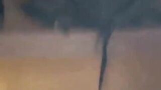 el vecino me hace gemir muy rico mientras mi novio no está