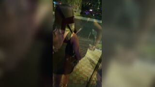 Mi'migo se aprovecha de mi esposa y se la coge en mi casa