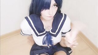 chica gato con traje de escolar se masturba