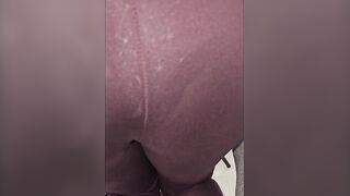 guardate come il bastardo mi sfonda senza pietà e alla worthy si sega gardandomi il culo e poi viene