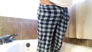 Pissing In Bathtub Full Clip three Minutes