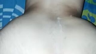 este tipo se corre en mi espalda, hasta la ultima gota