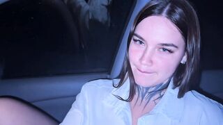 Нежный секс в машине. Трахнул школьницу в ротик и мокрую писечку