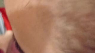 Mi hijastra me hace una deliciosa mamada