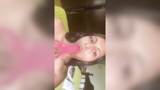 MOROCHA HERMOSA CHUPANDO UN SEX-TOY
