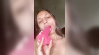 MOROCHA HERMOSA CHUPANDO UN SEX-TOY