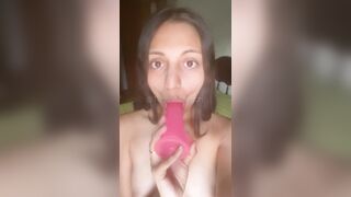 MOROCHA HERMOSA CHUPANDO UN SEX-TOY