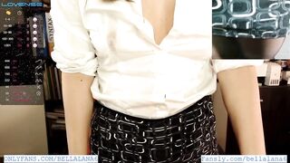 Teacher spilled water on shirt by accident and students can watch her nipp