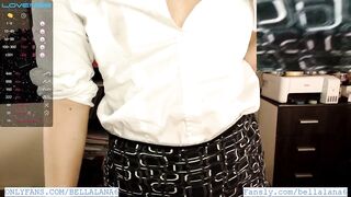 Teacher spilled water on shirt by accident and students can watch her nipp