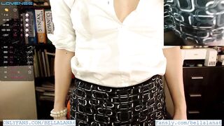 Teacher spilled water on shirt by accident and students can watch her nipp