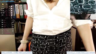 Teacher spilled water on shirt by accident and students can watch her nipp