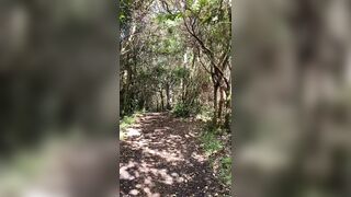 Caminata con follada y mamada al aire libre alguien nos descubre
