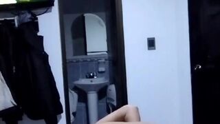 Vecino llega a comerme y castigarme mientras llega mi familia