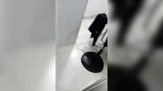 Aprovecho que mi'miga se cambia para follarla