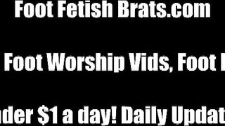 I made her suck my toes and worship my feet