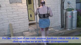 Trashy Kiwi doxy treats u to her pissing in the back yard with close-up view