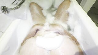 Mi madrastra tetona disfruta su baño mientras se toca