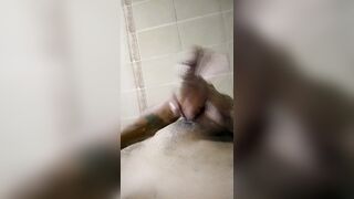 Me jalo la verga en el baño