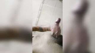 Me jalo la verga en el baño