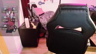 la jouissances d'une tiny chienne avec ses jouets